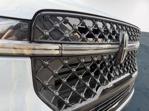 New 2026 Lincoln Navigator Reserve w/ Jet Appearance Package AWD/4WD image 9