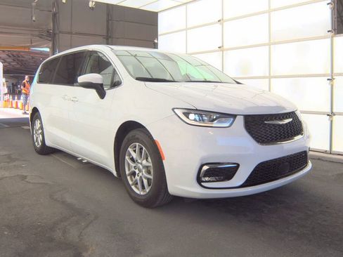 Used 2023 Chrysler Pacifica Touring-L FWD image 3