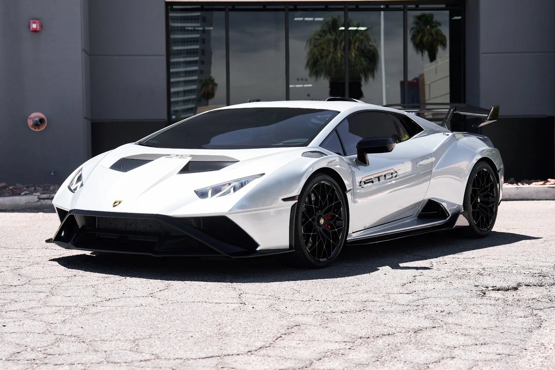 Used 2023 Lamborghini Huracan STO RWD image 2