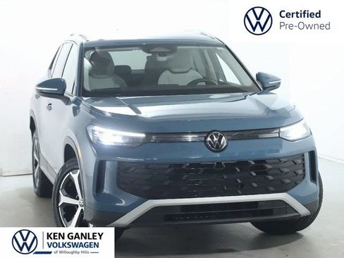 Used 2025 Volkswagen Tiguan SE AWD/4WD image 2