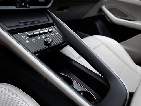 Certified 2025 Porsche Macan 4S Electric AWD/4WD image 23
