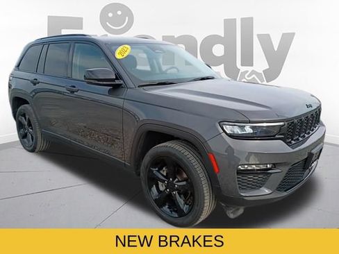 Used 2023 Jeep Grand Cherokee Limited w/ Black Appearance Package AWD/4WD image 4