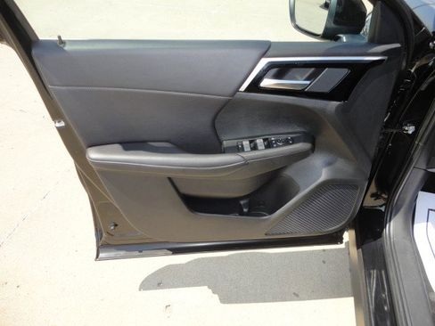 Used 2023 Mitsubishi Outlander SE image 3