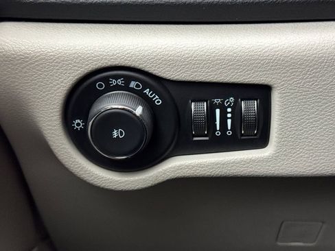 Used 2024 Chrysler Pacifica Touring-L image 28