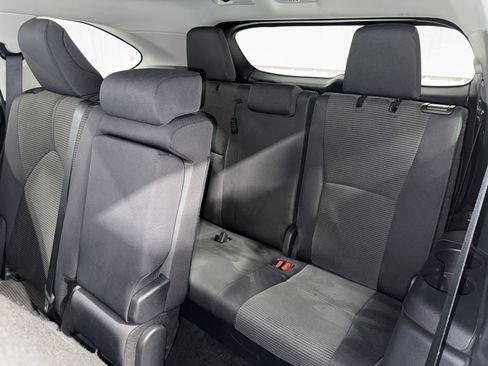 Used 2024 Toyota Highlander LE AWD/4WD image 18