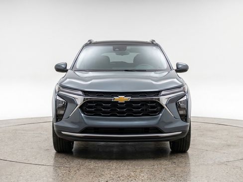 Used 2025 Chevrolet Trax LT FWD image 2