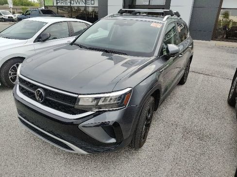 Used 2023 Volkswagen Taos SE w/ Panoramic Sunroof Package AWD/4WD image 12