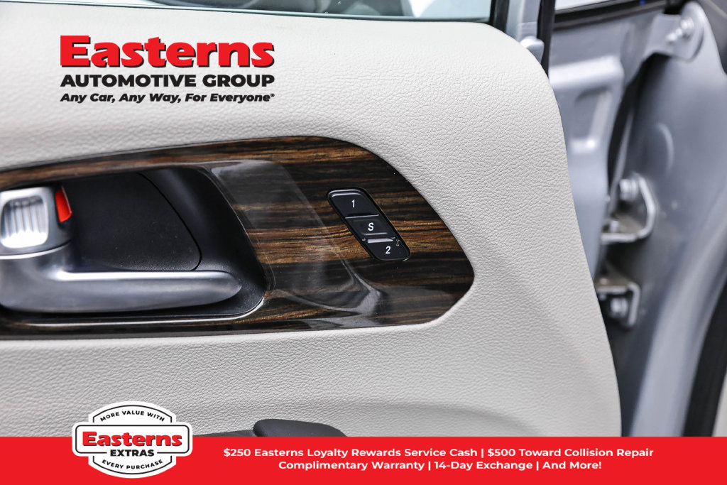 Used 2023 Chrysler Pacifica Limited FWD image 22