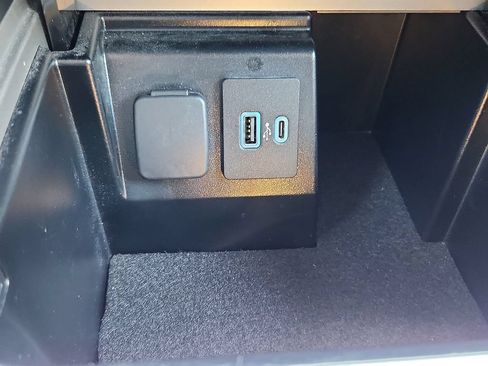 Used 2022 Ford Explorer XLT w/ Equipment Group 202A AWD/4WD image 25