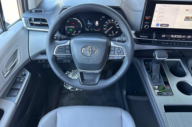 Certified 2026 Toyota Sienna XLE FWD image 18