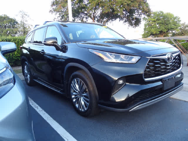 Used 2023 Toyota Highlander Platinum FWD image 4