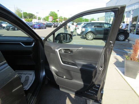 Used 2019 Toyota RAV4 LE AWD/4WD image 10