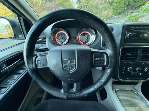 Used 2016 Dodge Grand Caravan SXT image 19