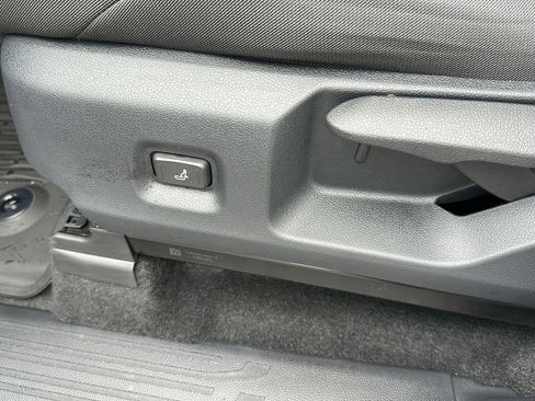 Certified 2025 Toyota Tacoma SR5 AWD/4WD image 17