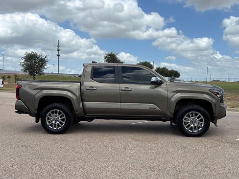 Used 2024 Toyota Tacoma Limited w/ Limited Package (LT) AWD/4WD image 5
