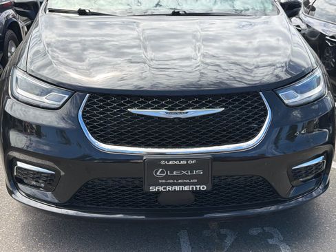 Used 2023 Chrysler Pacifica Touring-L FWD image 5