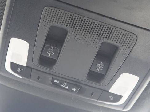 Used 2025 Honda Pilot Black Edition image 39