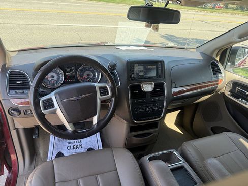 Used 2015 Chrysler Town & Country Touring image 12
