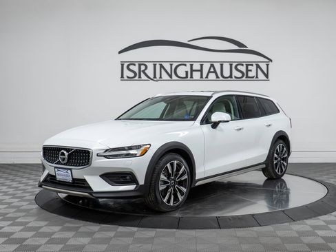Used 2020 Volvo V60 T5 Cross Country image 1
