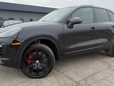 Used 2015 Porsche Cayenne Turbo image 3