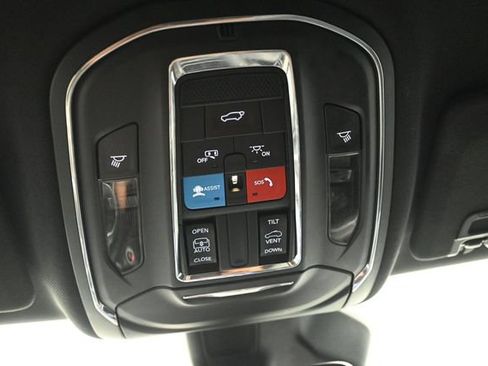 Used 2024 Jeep Grand Cherokee Altitude AWD/4WD image 12