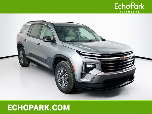 Used 2025 Chevrolet Traverse LT image 1