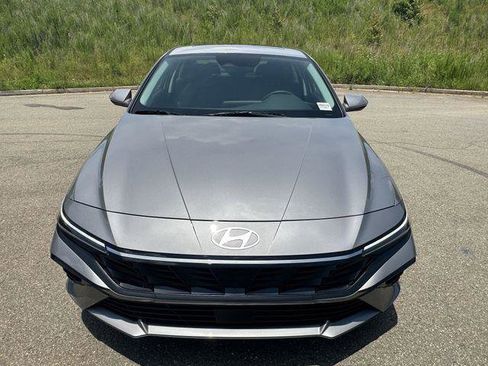 New 2025 Hyundai Elantra Limited image 8
