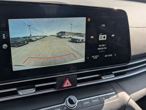 Certified 2025 Hyundai Elantra Limited image 17