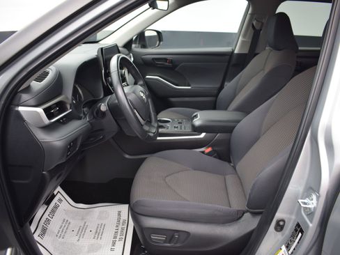 Used 2024 Toyota Highlander LE AWD/4WD image 16