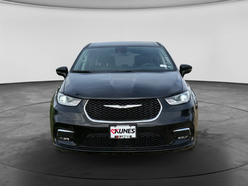 Used 2024 Chrysler Pacifica Limited FWD image 3