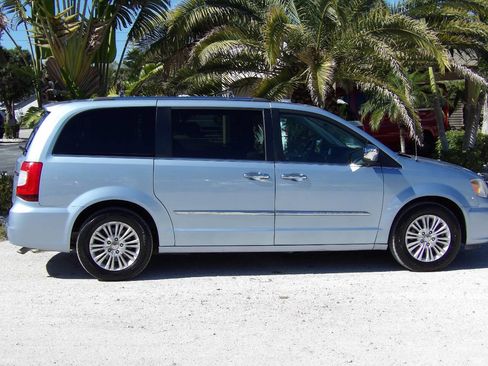 Used 2012 Chrysler Town & Country Limited w/ Luxury Group image 16