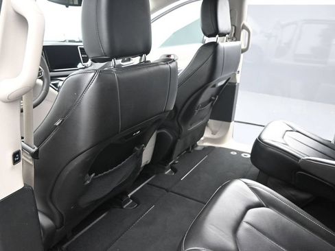 Used 2024 Chrysler Pacifica Touring-L FWD image 15