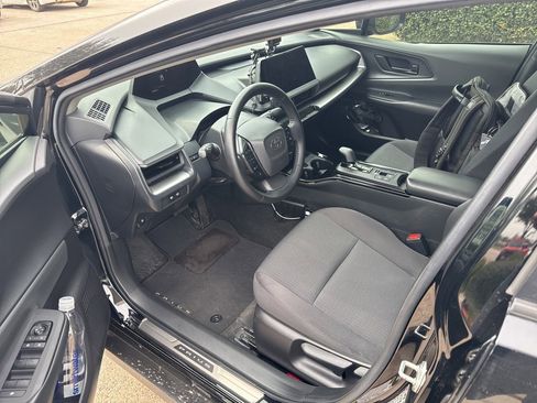 Used 2023 Toyota Prius LE image 5