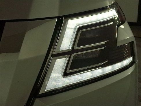 Used 2022 Nissan Armada SL w/ Captain's Chairs Package image 12