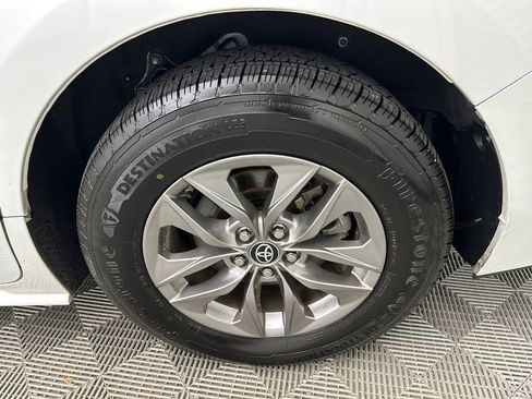 Used 2023 Toyota Sienna XLE FWD image 21