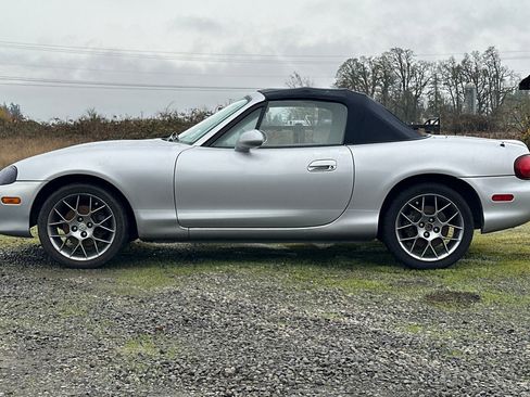 Used 2004 MAZDA MX-5 Miata w/ Leather Azure Blue Pkg image 7