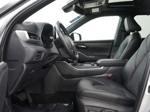 Used 2025 Toyota Highlander XSE image 21