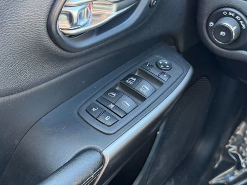 Used 2019 Jeep Cherokee Limited image 32