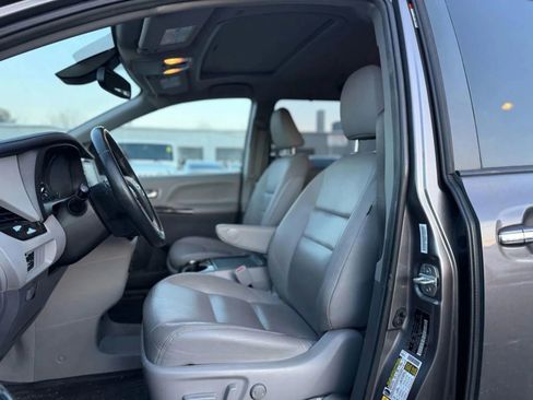 Used 2019 Toyota Sienna XLE w/ XLE Navigation Package image 13