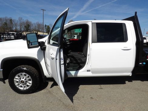 Used 2024 Chevrolet Silverado 2500 LT w/ Convenience Package image 13