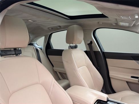 Used 2020 Jaguar XF Premium image 24