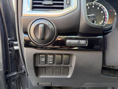 Used 2021 Nissan Titan SV w/ SV Convenience Package image 9