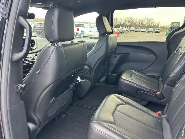 Used 2025 Chrysler Pacifica Select FWD image 12