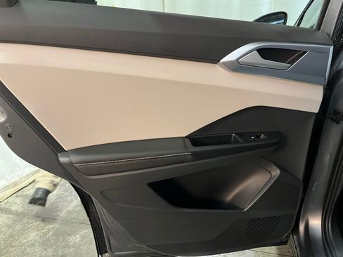 Certified 2025 Volkswagen Taos SE image 25