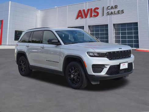 Used 2025 Jeep Grand Cherokee Altitude AWD/4WD image 3