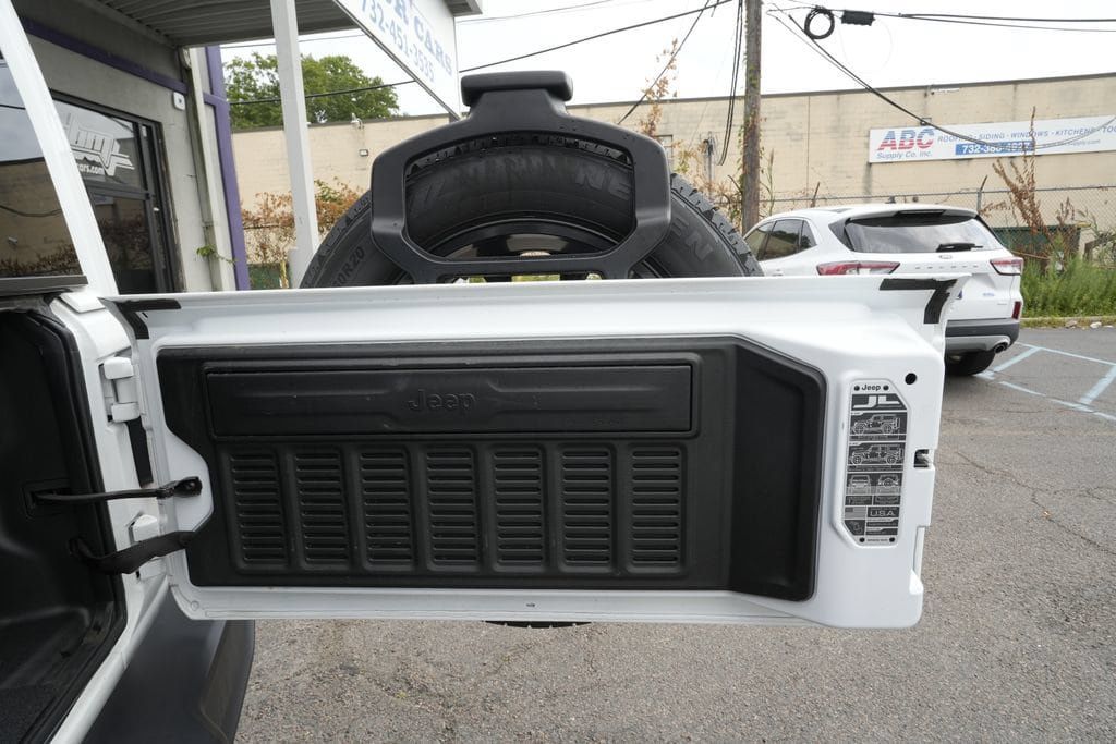 Used 2024 Jeep Wrangler Unlimited Sahara w/ Technology Group AWD/4WD image 15