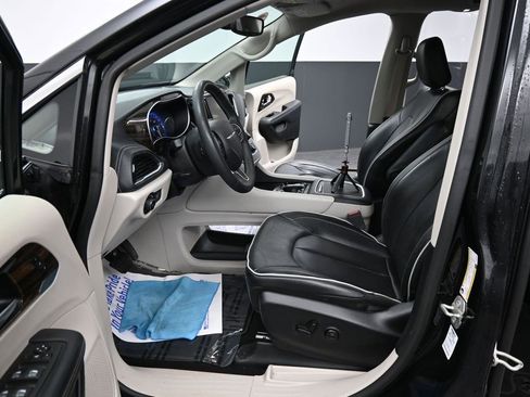 Used 2023 Chrysler Pacifica Limited FWD image 31