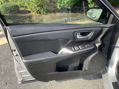 Used 2015 Toyota Camry SE w/ Moonroof Package FWD image 17