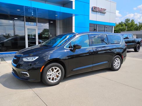 Used 2025 Chrysler Pacifica Select FWD image 12