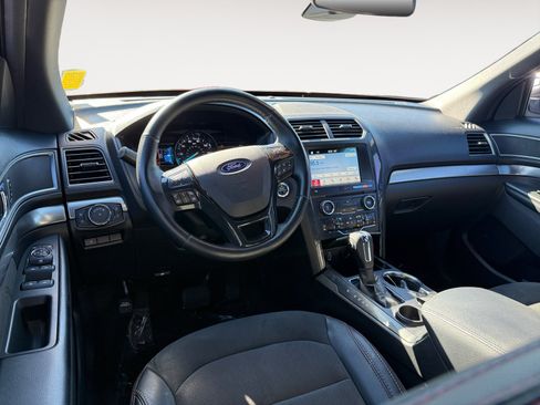 Used 2018 Ford Explorer XLT w/ Equipment Group 202A FWD image 15